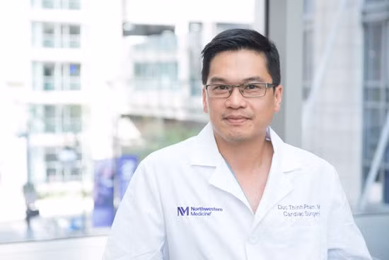 CEO United Airlines tung duoc bac si goc Viet cuu song-Hinh-2