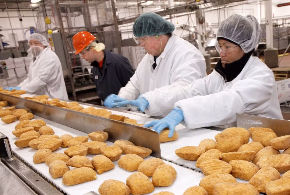 Năm 2015, một số người tiêu dùng ở bang Minnesota và Wisconsin, Mỹ bị ngộ độc sau khi ăn thịt gà của hãng Barber Foods. Ngay lập tức, công ty thực phẩm của Ba Lan phải thu hồi gần 800 tấn thịt gà có nguy cơ bị nhiễm độc. Ảnh: Pressherald.