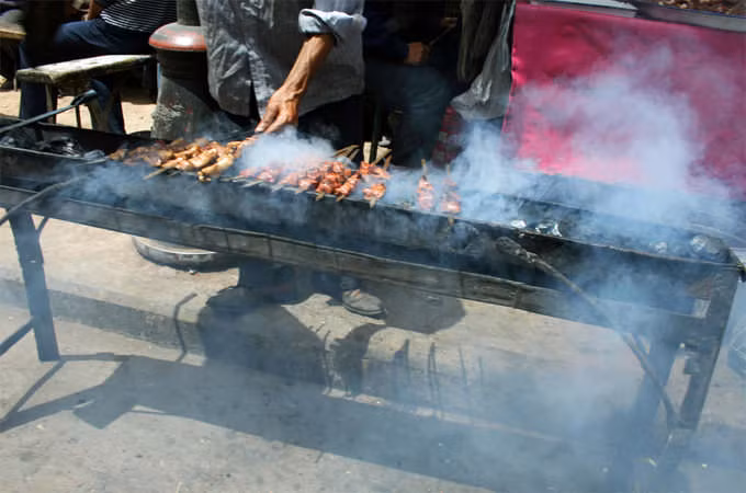 Cũng trong năm 2013, hơn 50 tấn thịt cừu giả chứa chất phụ gia gây ung thư bị phát hiện tại một nhà máy ở Trung Quốc. Toàn bộ thịt cừu giả được tái chế từ thịt vịt, mỡ cừu cùng nhiều phụ gia khác. Vụ việc làm dấy lên mối lo ngại về chất lượng an toàn thực phẩm. Ảnh: Flickr.