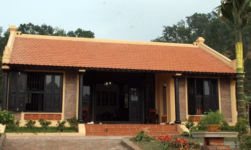Nhà 3 gian mái ngói đỏ tươi với khu vườn rộng phía trước. Ảnh: Kientrucsuvietnam.