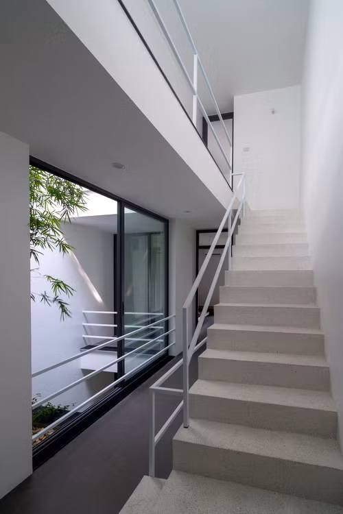  Cầu thang và hành lang ở vị trí trung tâm kết nối các không gian.