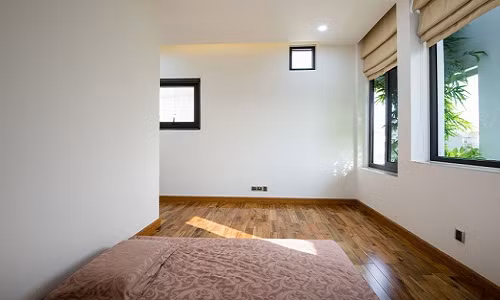 Một phòng ngủ khác cũng tràn nập ánh nắng.