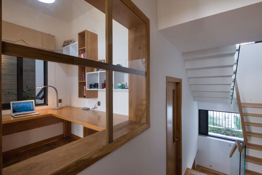 Mọi không gian trong nhà đều có ánh sáng nhờ những ô cửa sổ.