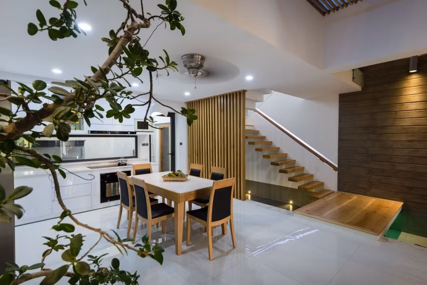 Bàn ăn gỗ đơn giản nhưng sang trọng.