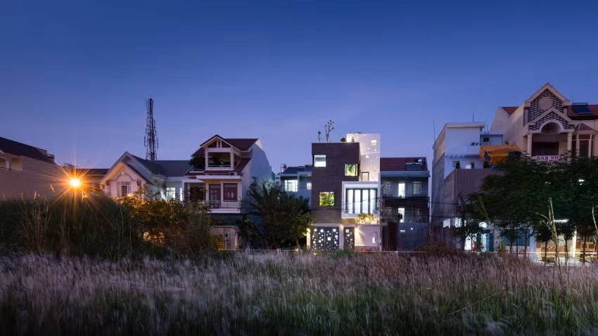 Nhìn từ bên ngoài, ngôi nhà có hình khối với đường nét đơn giản nhưng mạnh mẽ. Khối lập phương được tổ hợp như một khối điêu khắc.