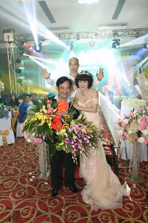 Để tổ chức tiệc sinh nhật cho vợ, đại gia này đã phải chuẩn bị trước đó một tháng. Ngay sau bữa tiệc hoành tráng, hai vợ chồng đại gia đã dành 500 triệu đồng để làm từ thiện cho người nghèo. Ảnh: Dân Việt.