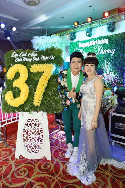 Ngày 9/1/2016, một đại gia Thái Bình đã chi hàng tỷ đồng mời gần 50 nghệ sĩ, diễn viên, ca sĩ, người mẫu trong bữa tiệc sinh nhật vợ. Ảnh: Dân Việt.