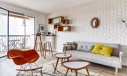 Bàn trà nhỏ giúp nới rộng không gian phòng khách. Ảnh: Lakbermagazin.