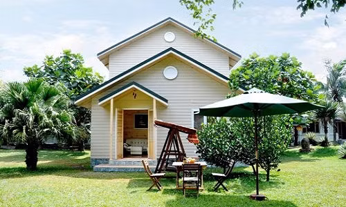 Căn nhà nhỏ nổi bật giữa vườn cây xanh mướt. Ảnh: Khonggiannhadep24h.
