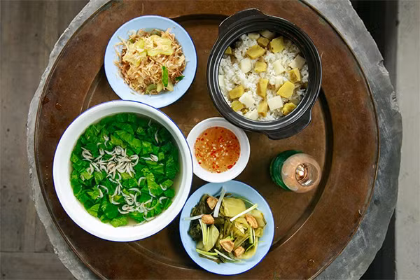 Chiếc mâm đồng giờ chẳng mấy ai dùng. Ảnh: Ongbachau.