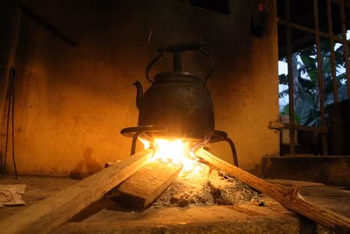 Sau này tiến bộ hơn bếp được làm bằng sắt nhưng vật liệu đun chủ yếu vẫn là rơm và củi gỗ. Ảnh: Vietditru.