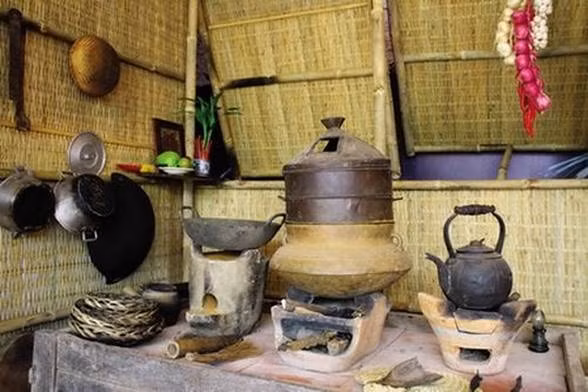  Nhà bếp Việt xưa đơn sơ những năm đầu thế kỷ 20. Ảnh: Tubepvn.