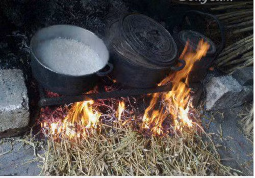 Xoong gang dùng để nấu cơm và ấm nước bằng nhôm không thể thiếu trong mỗi gia đình Việt Nam thời đó. Ảnh: Dongcam.