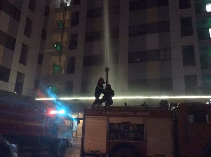 Sau khoảng 1 giờ, tình hình ổn định, người dân bắt đầu trở về nhà. Được biết, nguyên nhân cháy là do chủ một căn hộ thắp hương. Gió thổi mạnh khiến tàn hương bay xuống bén lửa vào bộ bàn ghế da và nhanh chóng bùng lên. Ảnh: Baogiaothong.