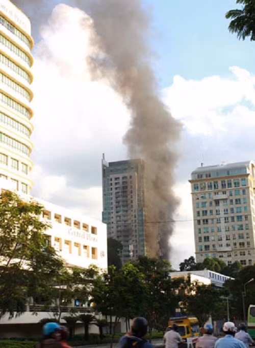 Vụ cháy cũng khiến chúng ta nhớ lại không ít chung cư lớn ở Việt Nam từng bị hỏa hoạn. Chiều ngày 24/5/2009 đám cháy lớn xảy ra tại cao ốc căn hộ cho thuê 32 tầng của khu phức hợp cao cấp Kumho Asiana Plaza, đường Lê Duẩn (TP HCM). Ảnh: Sggp.
