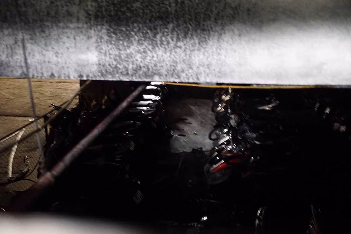 Nguyên nhân đám cháy bắt nguồn từ hộp kỹ thuật cấp điện cho toà nhà CT4A. Sau đó ngọn lửa nhanh chóng bao trùm lên tầng hầm toà nhà. Ảnh: Vietnamnet.