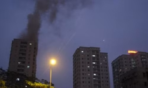 Gần một năm sau, tối 10/3/2010 tại Hà Nội, chung cư JSC 18 tầng ở phố Lê Văn Lương mới đưa vào sử dụng bốc cháy nghi ngút. Ảnh: Tiền Phong.