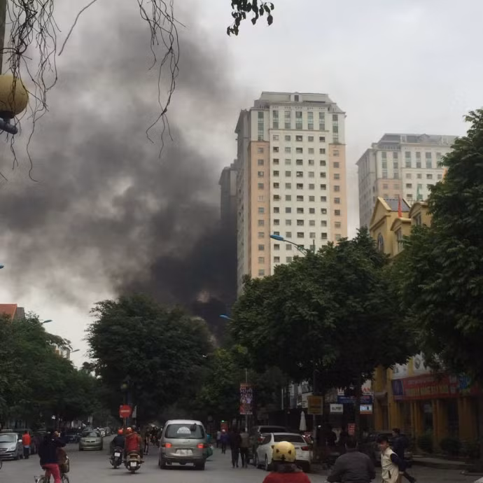 9h sáng ngày 29/11/2016, Khu đô thị Xa La, Hà Đông, Hà Nội xảy ra hỏa hoạn. Khói bốc ngùn ngụt từ phía Tòa nhà CT1 khiến nhiều người lo lắng. Ảnh: Otofun.