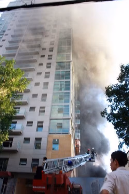 Nguồn cháy bùng phát từ khu vực tầng trệt. Nguyên nhân được xác định là khí gas của hệ thống dàn lạnh bên hông phải của tòa nhà bị xì. Rất may không có thương vong nào xảy ra. Ảnh: Tiin.