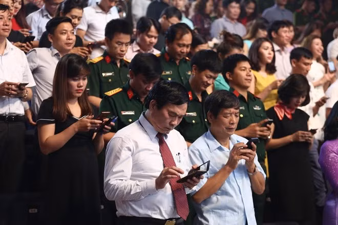 Chiều 4/10/2016, Tổng công ty Viễn thông Viettel đã tổ chức đấu giá SIM 0961.888.888 để gây quỹ ủng hộ cho trẻ em nghèo mắc bệnh tim bẩm sinh. Mức giá khởi điểm của sim “sáu số 8” là 1,5 tỷ đồng. Kết thúc phiên đấu giá, chiếc sim đã thuộc về anh Dương Thành Công, doanh nhân sinh năm 1982 ở Ba Đình (Hà Nội) sau khi trả số tiền 1,628 tỷ đồng. Ảnh: Zing.