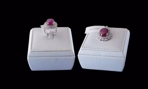 Đáng chú nhất trong phiên đấu là bộ trang sức ruby sao Yên Bái hiếm nhất thế giới có giá gần 2 tỷ đồng. Loại đá quý này chỉ còn ở vài nơi trên thế giới, trong đó có mỏ đá quý Tân Hương, tỉnh Yên Bái. Ảnh: Vietnamnet.