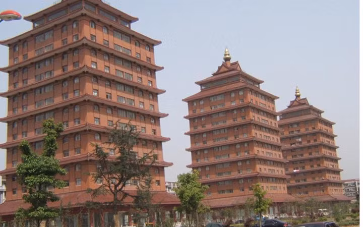 Ngôi làng có nhiều trung tâm mua sắm được xây dựng giống như những ngôi đền chùa.