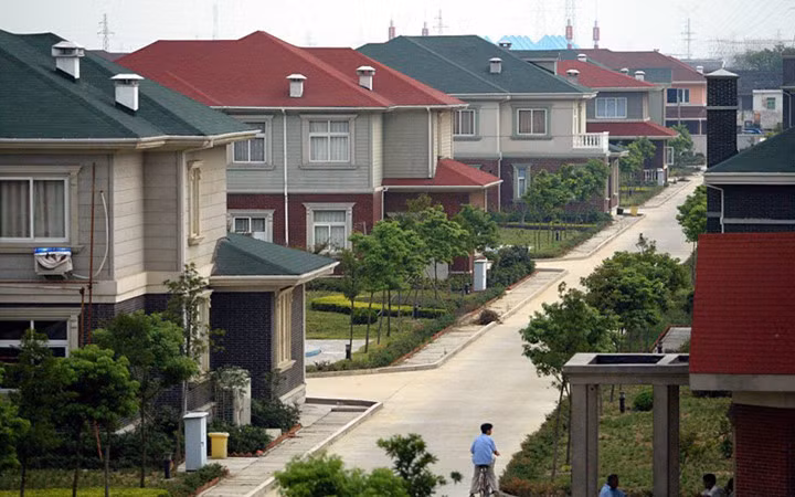 Ngoài ra, họ được miễn phí các dịch vụ y tế, giáo dục và nhu yếu phẩm hàng ngày như lương thực, thực phẩm, hoa quả….