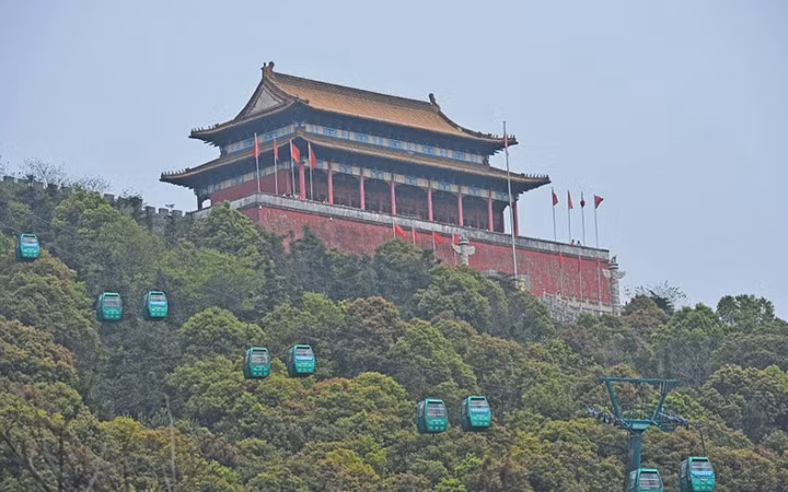 Người dân tham quan bằng hệ thống cáp treo.