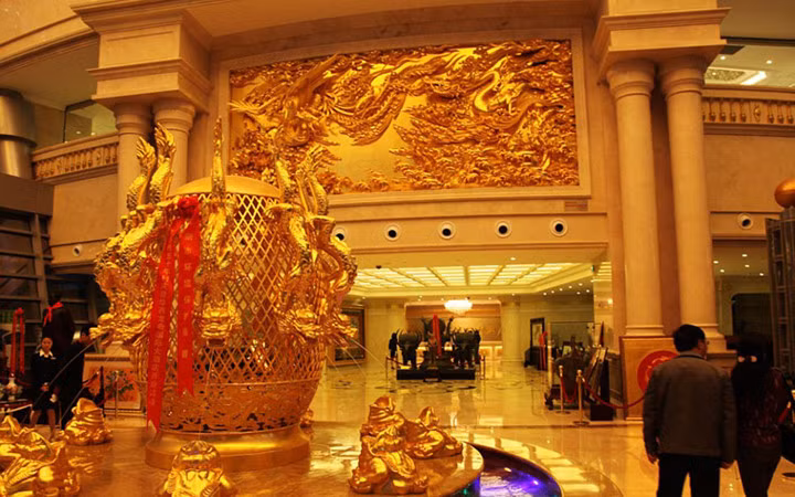 Khách sạn có nhiều chi tiết trang trí bằng vàng đắt giá.