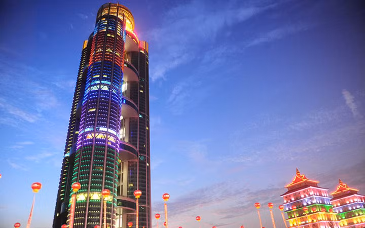 Tòa cao ốc chọc trời ở làng Huaxi là tổ hợp khách sạn 5 sao có tên Long Wish.