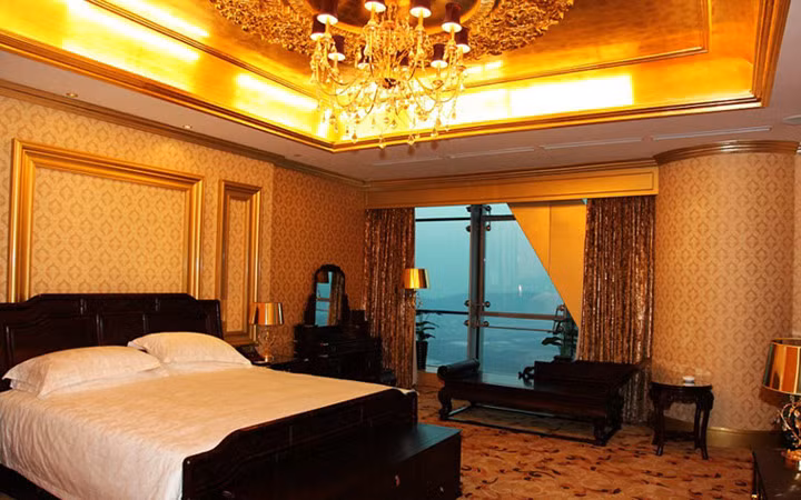 Phòng ngủ cho các "thượng đế" cũng lấp lánh vàng.