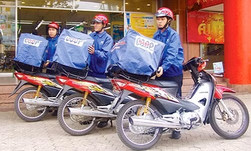 Shipper trở thành nghề hái ra tiền giữa nắng nóng. Ngày cao điểm nắng nóng, những shipper có thể kiếm tiền gấp nhiều lần ngày thường. Ảnh: Giaohanggiup.