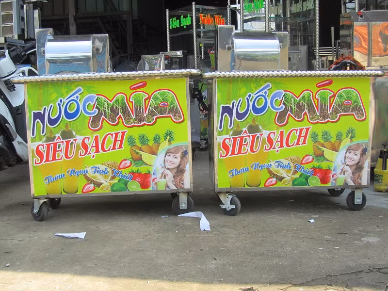 Với mức giá bán từ 5.000 - 8.000 đồng/cốc, ngày nắng nóng bán khoảng 500 – 700 cốc nước mía, chủ cửa hàng thu lãi từ 1 triệu đến 1,5 triệu đồng. Ảnh: Mayepmiasaigon.