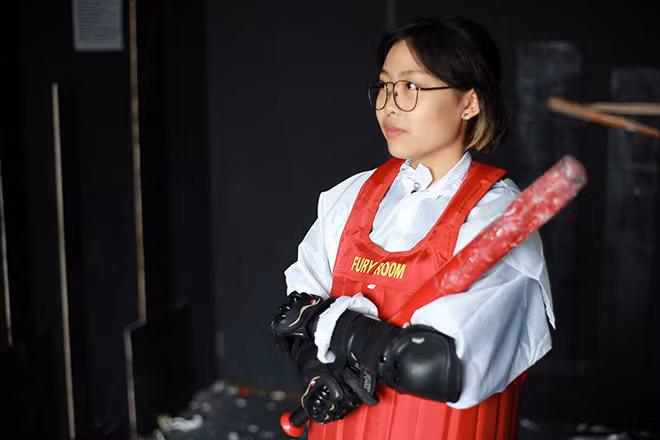 Khách hàng của “căn phòng xả giận” thuộc đủ mọi thành phần, từ nhân viên văn phòng các công ty cho tới học sinh, sinh viên. “Có nhiều bạn trẻ, thậm chí là học sinh cấp 3 cũng ghé tới đây sau khi trải qua kỳ thi tốt nghiệp căng thẳng. Các bạn ấy chia sẻ rằng áp lực từ gia đình bắt buộc phải đỗ đại học khiến đầu óc như muốn nổ tung và muốn trút giận vào những đồ vật vô tri.” Ngọc Thịnh (người sáng lập “căn phòng xả giận”) chia sẻ.