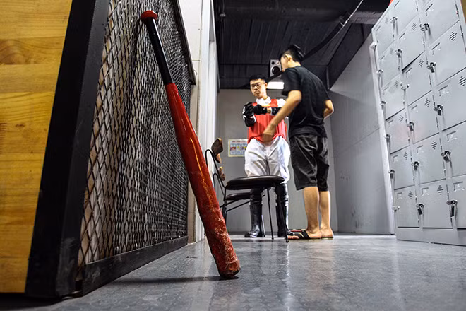 Để có thể “trút giận” lên đồ đạc, người chơi được cung cấp những vật dụng như gậy bóng chày, gậy đánh golf, xà beng, súng cao su...