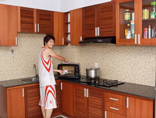 Chất liệu gỗ chủ đạo tạo vẻ gần gũi, thân thuộc trong không gian phòng bếp. Ảnh: Zing.