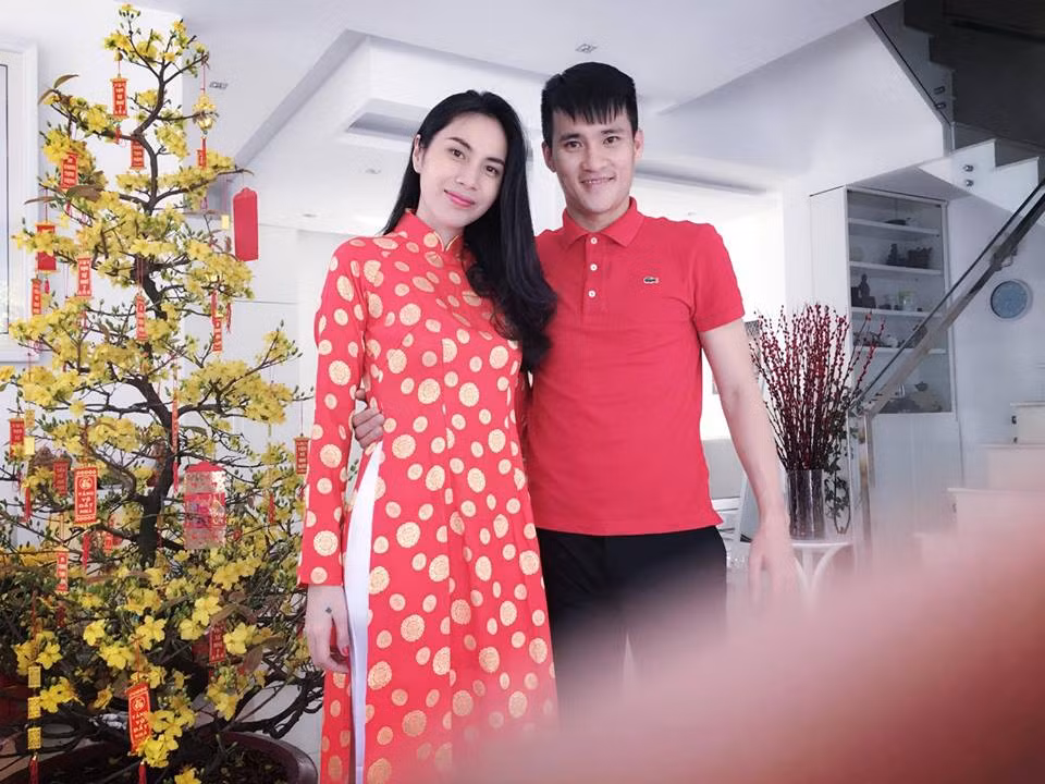 Trong phòng khách, Công Vinh - Thủy Tiên đặt một chậu mai vàng, loài hoa không thể thiếu trong ngày Tết của mỗi gia đình ở miền Nam. Ảnh: Facebook Thủy Tiên.