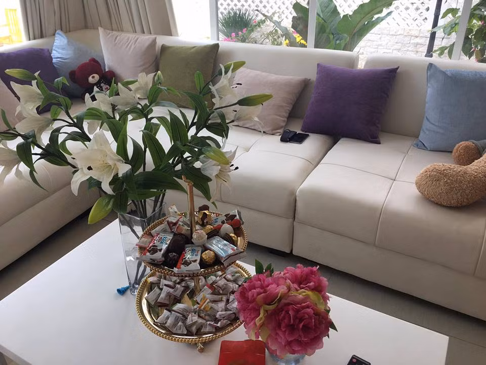 Hoa ly trắng cho phòng khách thêm rực rỡ ngày đầu năm. Ảnh: Facebook Công Vinh.