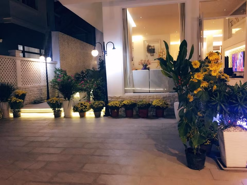 Ánh sáng và hoa tươi tăng thêm phần sang trọng cho ngôi nhà. Ảnh: Facebook Thủy Tiên.