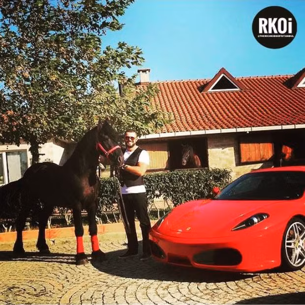 Chàng thiếu gia Thổ Nhĩ Kỳ khéo khoe chiếc BMW siêu sang cùng chuồng ngựa có giá hàng chục nghìn USD.