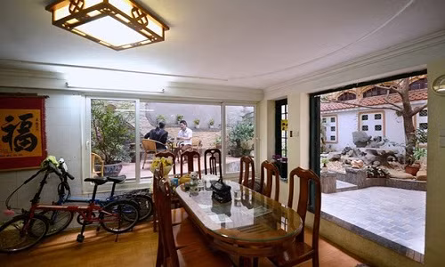 Ngoài biệt thự ở Thanh Hóa, gia đình ca sĩ Trọng Tấn còn sở hữu một biệt thự nhỏ hơn ở Hà Nội. Ca sĩ Trọng Tấn cùng vợ con chuyển về sống trong một ngôi nhà rộng hơn 100m2 và cao 4 tầng ở phố Trần Quang Diệu từ năm 2009. Anh chia sẻ mình và bà xã Thanh Hoa quyết định mua căn nhà này chỉ trong chừng 1 tiếng đồng hồ. Tầng 1 của ngôi nhà được vợ chồng nam ca sĩ thiết kế làm bếp, kết hợp với nơi để xe. Không gian mở phía sau là khu vườn với nhiều loại cây hoa và một ao cá nhỏ.