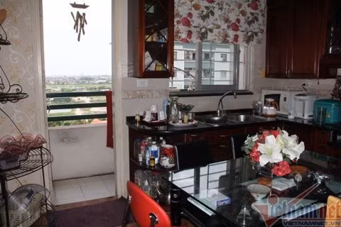 Khu bếp và bàn ăn của cả nhà.