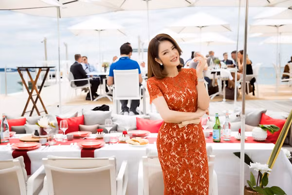 Ngày 19/5 vừa qua, doanh nhân kiêm diễn diên Lý Nhã Kỳ còn mở tiệc xa hoa dành cho các khách quý tại liên hoan phim Cannes. Ảnh: Báo đất việt.