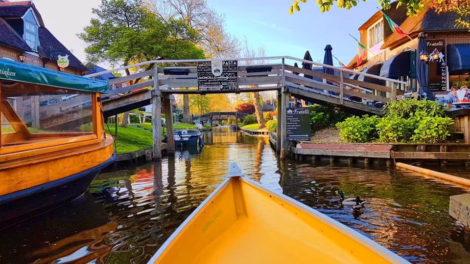 Các nhà hàng và cửa hiệu ở đây cũng mang màu sắc cổ tích.