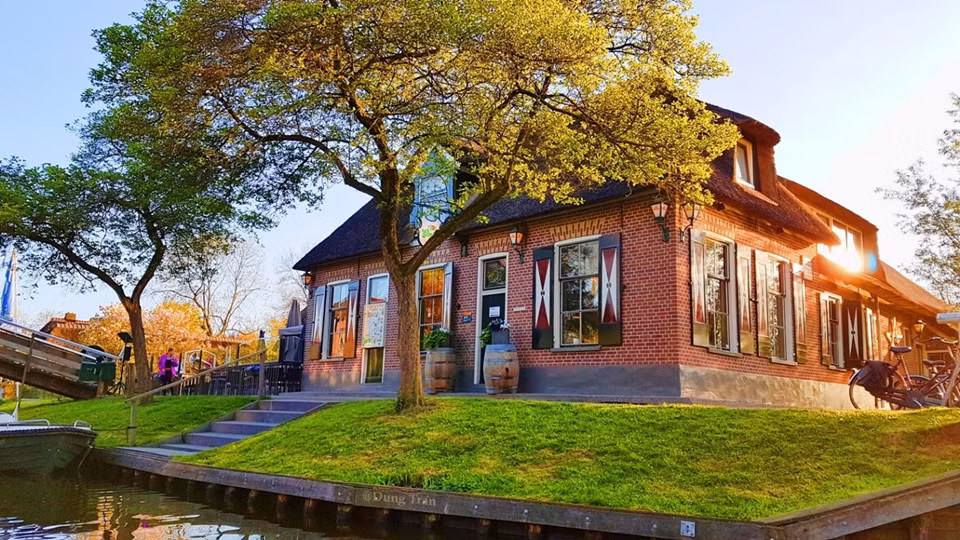 Người dân Giethoorn rất xem trọng sự tĩnh lặng và một cuộc sống bình yên, nên nếu bạn có đến thăm ngôi làng, hãy tôn trọng văn hóa bản địa.