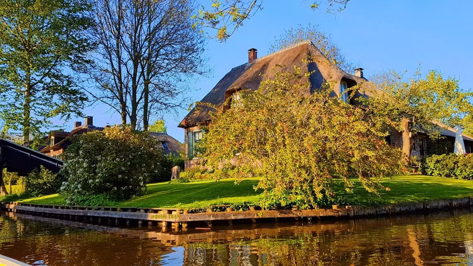 Giethoorn là một thị trấn thuộc tỉnh Overijssel, Hà Lan. Giethoorn được một nhóm di cư tử Địa Trung Hải tìm ra từ những năm 1230. Cái tên Giethoorn xuất phát từ khám phá của những cư dân đầu tiên, họ tìm thấy hàng trăm chiếc sừng dê (gietehorens) là hậu quả của trận lũ lịch sử vào thế kỷ thứ 10.