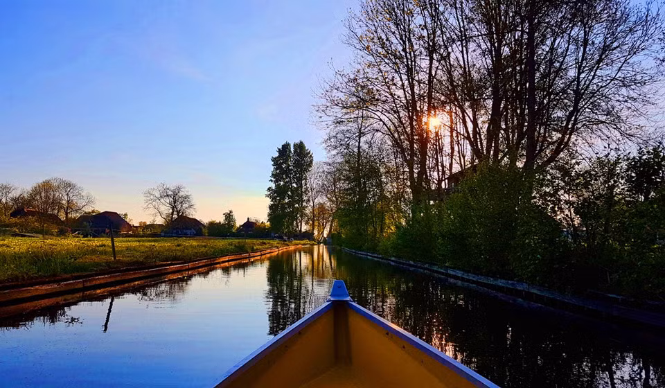 Mặt trời đổ bóng hoàng hôn mang lại cho Giethoorn nét đẹp thật lãng mạn.