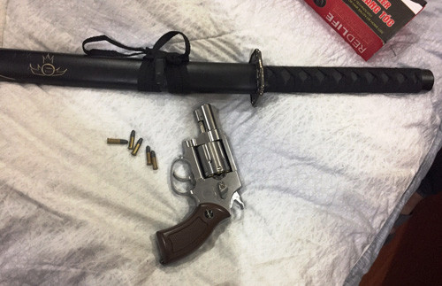 Kiếm Nhật và khẩu súng Rulo 5 viên đạn đã lên nòng của đối tượng Nguyễn Tuấn Anh