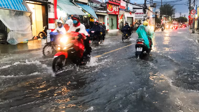 Cơn mưa trái mùa gây ngập nhẹ ở một số khu vực.