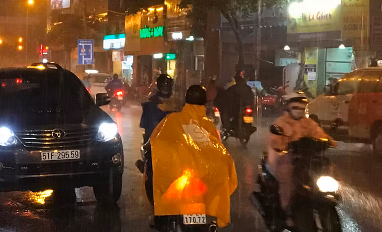 Theo ông Lê Đình Quyết, phó trưởng phòng dự báo Đài Khí tượng thủy văn khu vực Nam Bộ, mưa trái mùa xảy ra do áp cao cận nhiệt đới lấn tây đẩy ẩm từ biển đông vào đất liền tạo ra những khối mây dông gây mưa.